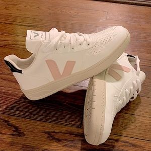 VEJA Women's leather trainers sneakers v 10 - HARD TO FIND